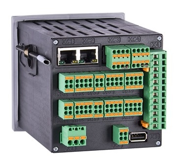 Auf der Rückseite des Multifunktionskontrollers befinden sich Steckplätze...