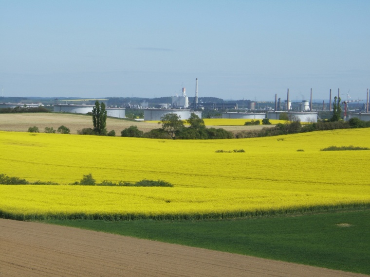 Die PCK-Raffinerie in Schwedt/Oder, in unmittelbarer Nähe zum Industriepark...