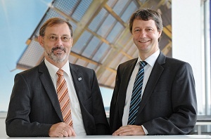 Dr. Andreas Bett, Fraunhofer ISE (links) und Hansjörg Lerchenmüller, Soitec...