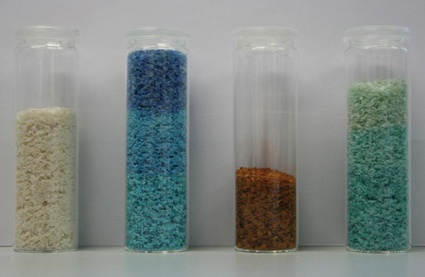 Abb. 1: Abtrennung von Schwermetallen mit Chitosan als Flockungsmittel: links...