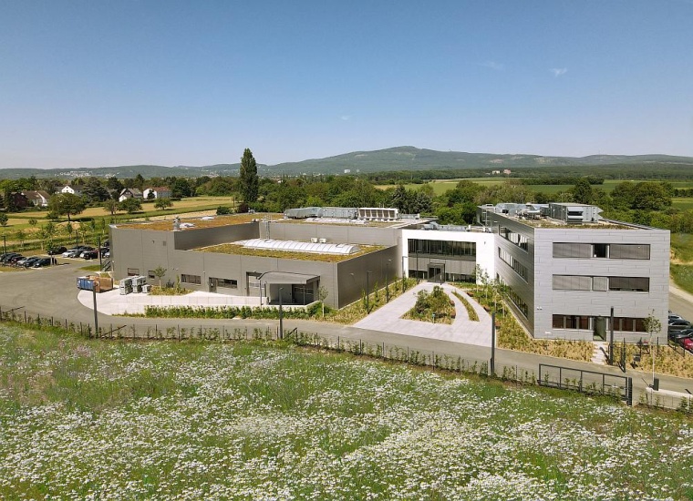 Das neue Panacol-Gebäude mit Produktionshalle sowie Labor- und Bürotrakt....