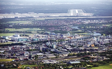 Moderne Forschungsgebäude und neue Produktionsanlagen entstehen im Industriepark Höchst.