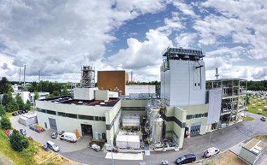 Am Karlsruher Institut für Technologie (KIT) wird Benzin aus Restbiomasse hergestellt.