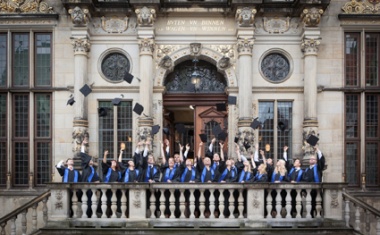 HIWL: 19 Absolventen mit erfolgreichem Logistikstudium-Abschluss