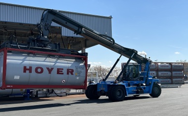 Tankcontainer-Reinigungen und -Reparaturen mit trimodaler Anbindung