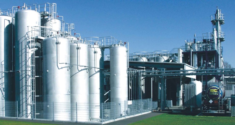 Teilansicht des Tanklagers, der Abfüllstation und Destillationseinheit eines...