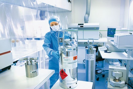 Abb. 1: Precursor werden statt in Gasflaschen in speziellen Kanistern geliefert