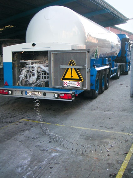 Abb. 2: Vor jeder Anlieferung (wie hier im Tankwagen) wird eine Analyse...