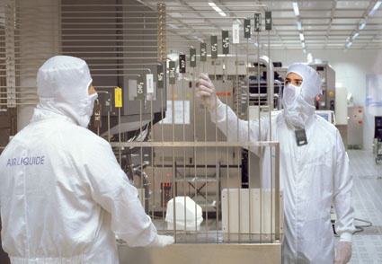 Abb. 2: Spezialgaseleitungen im Reinraum