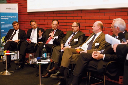 Abb.: Bei dem Zukunftsdialog „Industrie 2030“ diskutierten Prof. Rolf...