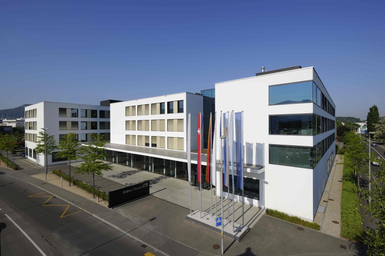 Im 2006 bezogenen Unternehmenssitz Sternenhof in Reinach BL (Schweiz) arbeiten...