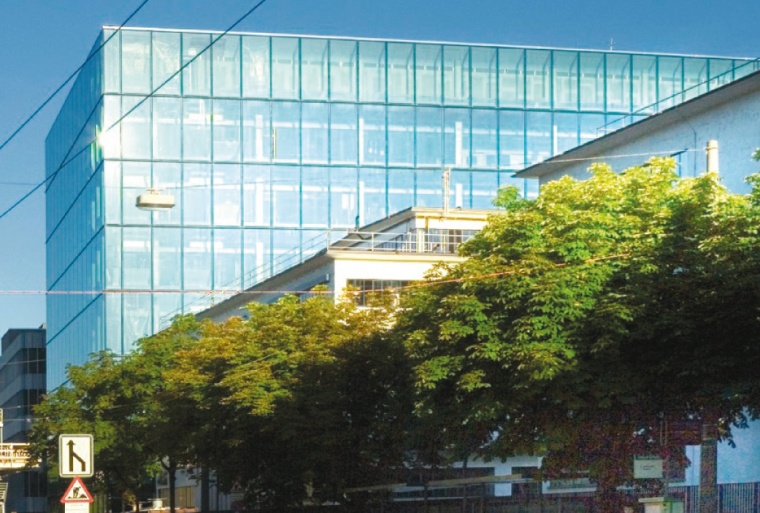 Außenansicht auf die Glasfassade des neuen Biotech-Zentrums von der Grenzacher...