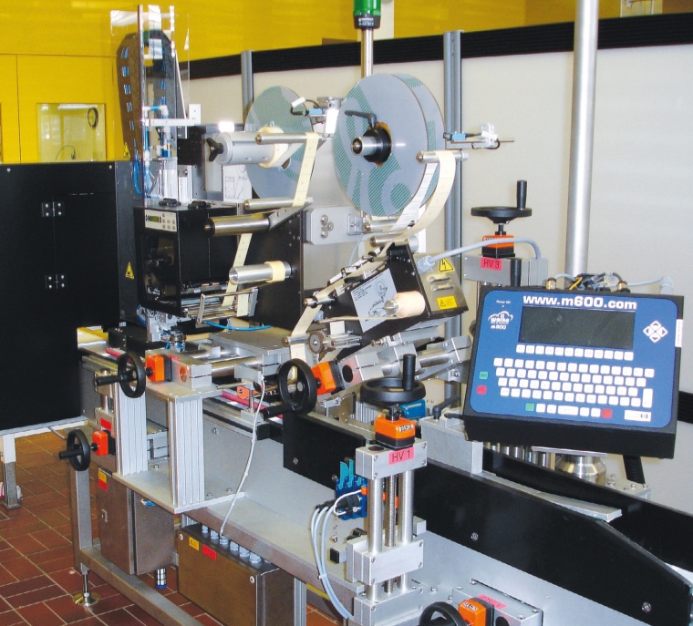 Abb. 1: Die beiden neuen Etikettier- und Bedruckungsstationen für...