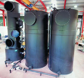 Abb. 1: NH3-Notwäscher aus Polyethylen (PE) mit zwei Waschwassertanks....