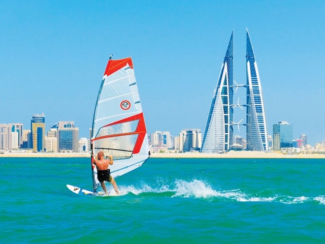 Windsurfer vor der Kulisse der Hauptstadt Manama
