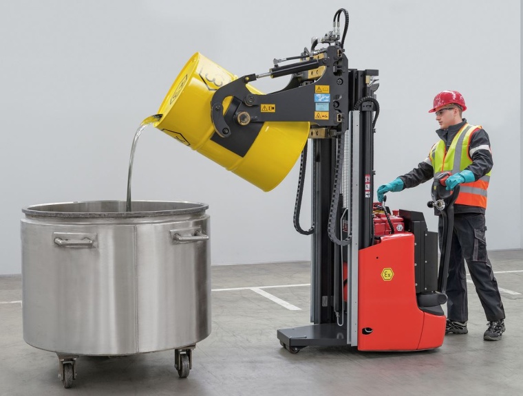 Während der Fachmesse Gefahrgut & Gefahrstoff 2019 stehen Produkte für den...