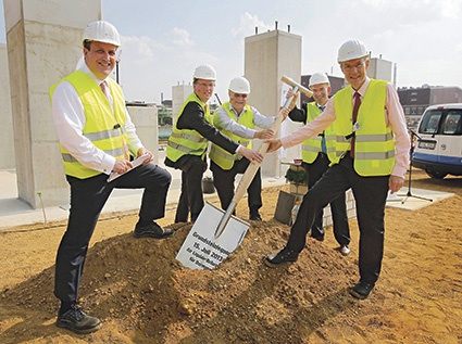 Abb.: (v. l. n. r.) Peter-Olaf Hoffmann, Bürgermeister der Stadt Dormagen, Dr....