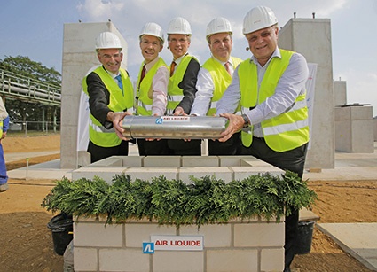 Abb.: (v. l. n. r.) Peter-Olaf Hoffmann, Bürgermeister der Stadt Dormagen, Dr....