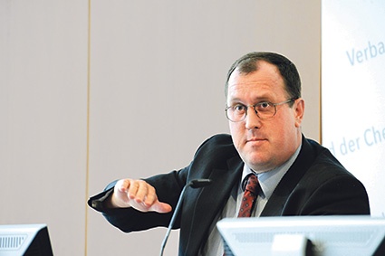 „Jährlich werden Waren und Dienstleistungen im Wert von 500 Mrd. € über...