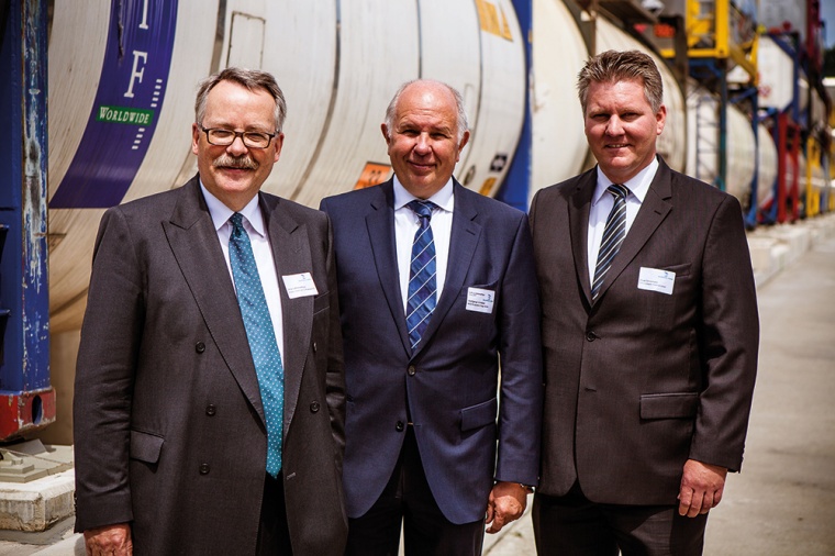 (v.l.) Dr. Clemens Mittelviefhaus, Geschäftsleiter der InfraServ Knapsack,...