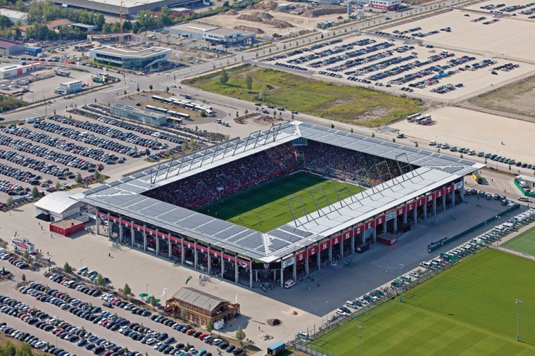 Auf dem Raffineriegelände ist eines der modernsten Fußballstadien Europas...