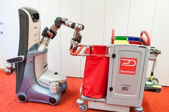 Fraunhofer IPA: Care-O-bot 3 zieht seinen Reinigungs- und Werkzeugwagen zum...