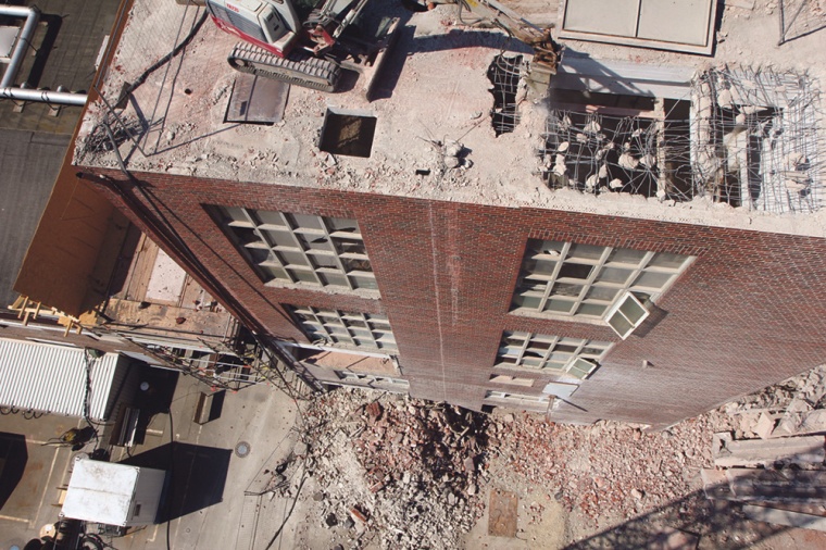 Abriss für den Fortschritt: Im Chemiepark Gendorf entsteht eine neue Messwarte...