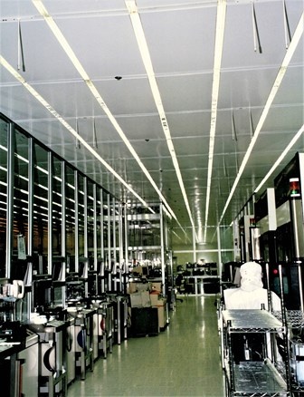 Deckenionisatoren im Laminarflowbereich © Ion Systems