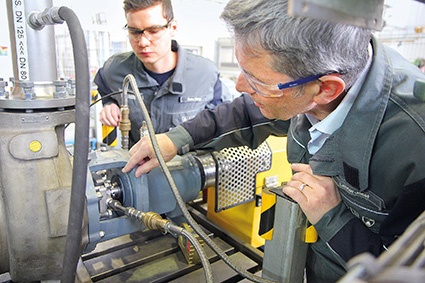 Am vollautomatischen Pumpenprüfstand der InfraServ Gendorf Technik können...