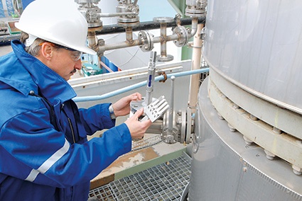 Montage von Korrosionsproben in der Anlage. © TÜV SÜD