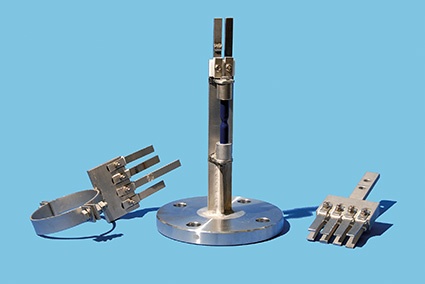 Beispielmontagen. Links im Bild: Korrosionsrechen an einer Schelle, Bildmitte:...