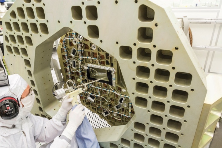 Abb.: CO2-Schneestrahlenreinigung einer Satellitenstruktur. © Fraunhofer IPA