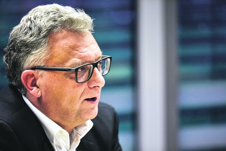 Joachim Hofmann ist seit rund 35 Jahren für die chemische Industrie tätig,...
