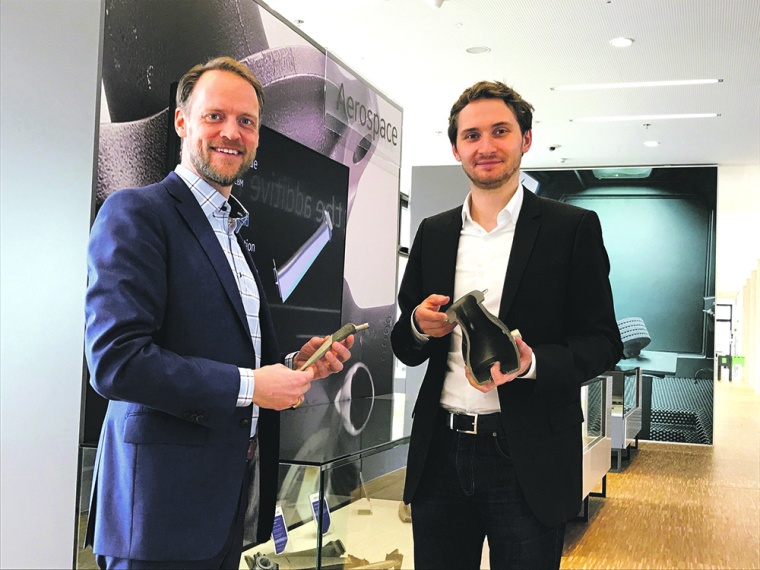 GE-Manager Matthew Beaumont und Christian Rensch