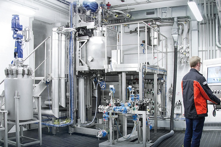 Ekatos Hydriertechnikum mit 60 Liter, 100 bar Reaktor und Filtration © Ekato