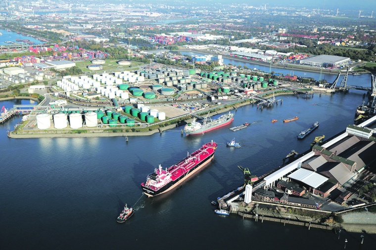 Im Hamburger Hafen werden große Industrieareale von der Chemie genutzt....