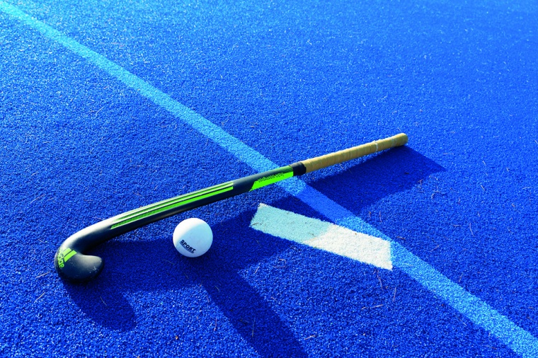 Leuchtend blau: der weltweit erste CO2-basierte Hockeyplatz in Krefeld. | ©...