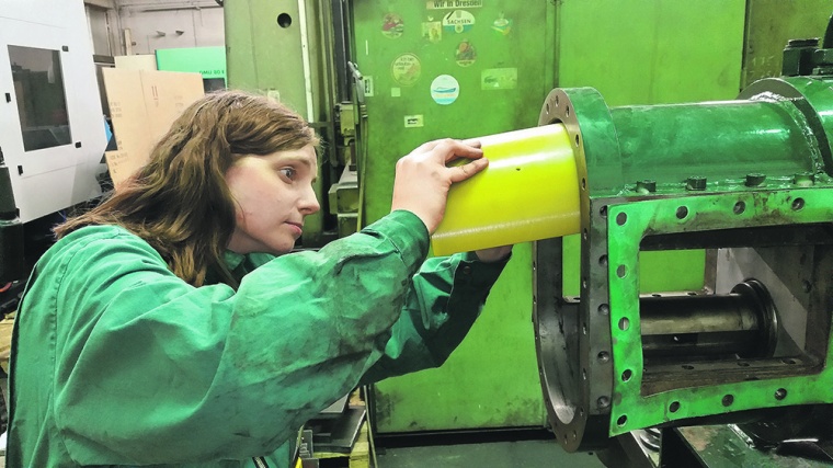 Doris Korthaus beim Ersatzteilwechsel von KnowHow Bauteilen | © Korthaus Pumpen