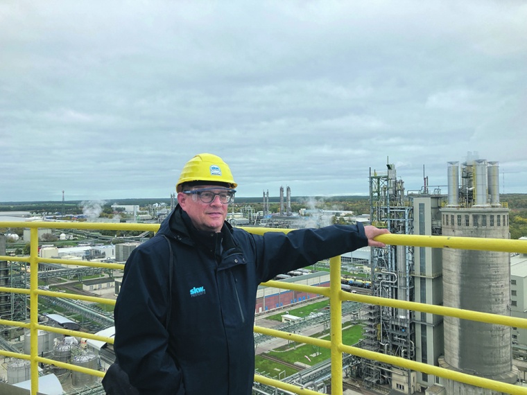 SKW-Geschäftsführer Carsten Franzke steht auf der Plattform einer Anlage im...