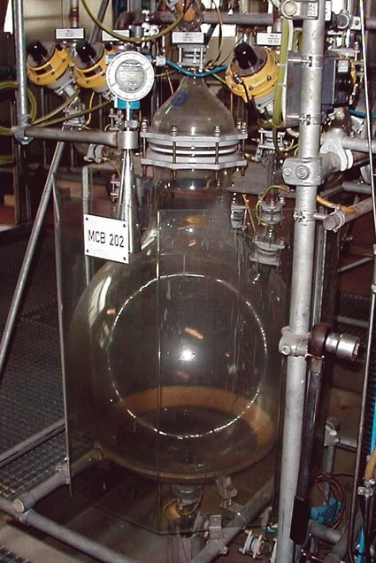 Fig.1: Measuring the level from the outside using the Micropilot M FMR240.