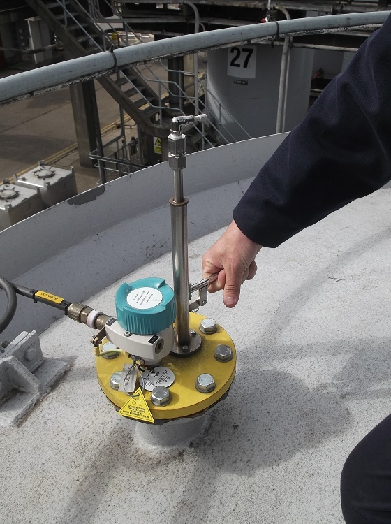 A Sitrans LVL200, mounted with the new LARK-designed in situ point level probe...