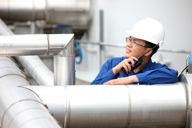 Worker at the Evonik Oil Additives plant in Singapore. © Evonik