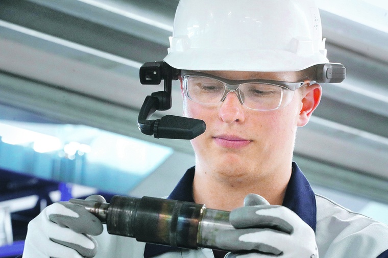 The use of augmented reality head-mounted displays (HMDs) optimizes scheduled...