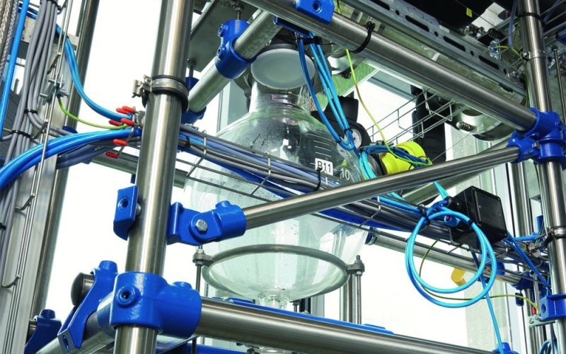 Ihre Radarsignale erfassen den exakten Lösemittelstand durch gekrümmtes Glas:...