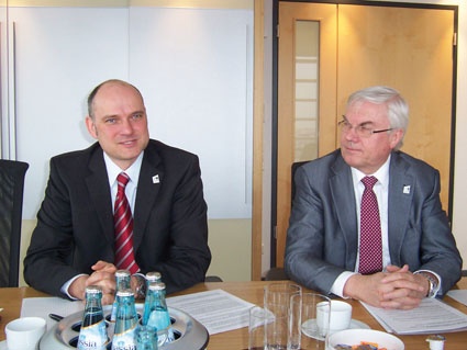 Hans E. Grimm, Mitglied des Vorstands von Samson und verantwortlich für...