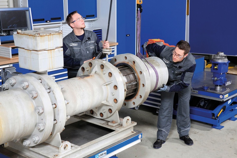 Instandhaltungsspezialisten beim Montieren einer Spaltrohrpumpe.