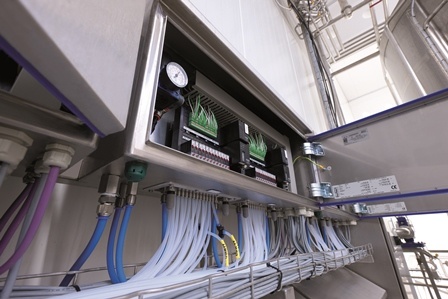 Die modularen Schaltschranklösungen von Bürkert können direkt in der Anlage...