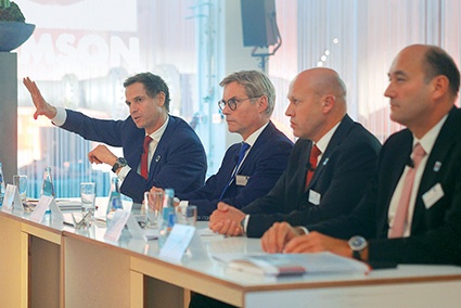 Geballte Vorstandspräsenz bei der Einweihung des Rolf Sandfoss...