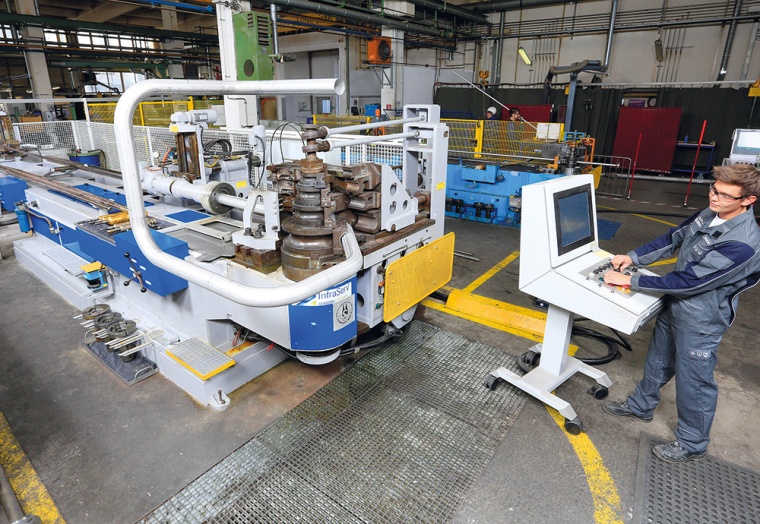 Im eigenen Rohrbiegezentrum in Burgkirchen plant und fertigt InfraServ Gendorf...