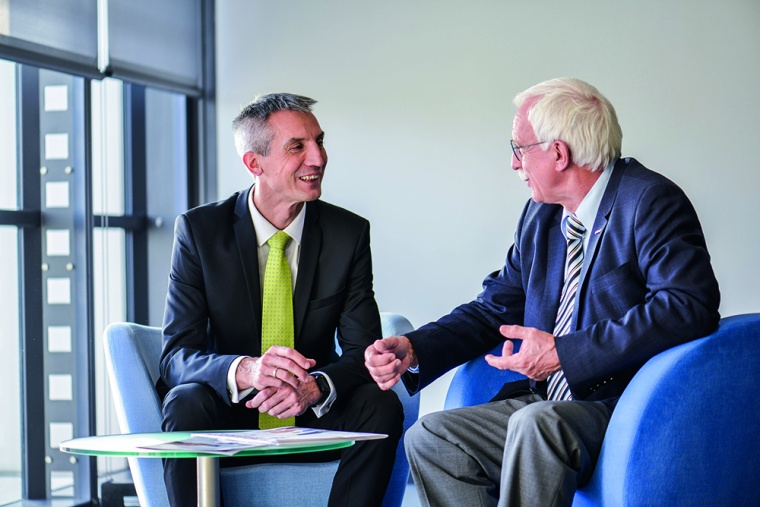 Karsten Schneider, (links) Vorstandsvorsitzender der Profibus...